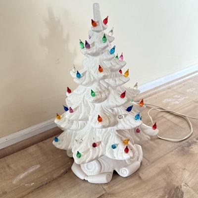 LOT 397L: Vintage Atlantic Mold White Ceramic Christmas Tree Lamp