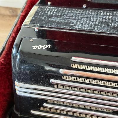 LOT 402K: Vintage 1950s Italian Bass Accordion 254/29