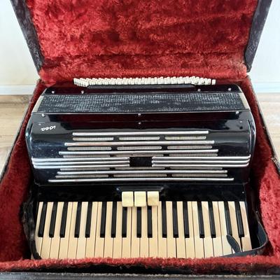 LOT 402K: Vintage 1950s Italian Bass Accordion 254/29