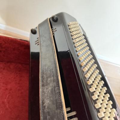 LOT 402K: Vintage 1950s Italian Bass Accordion 254/29