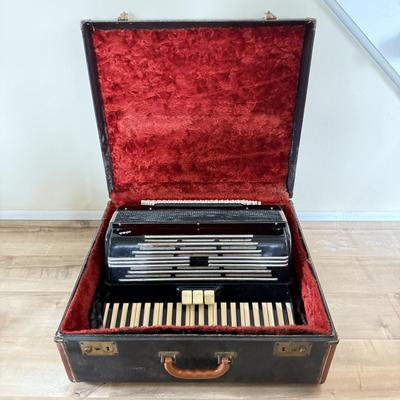 LOT 402K: Vintage 1950s Italian Bass Accordion 254/29
