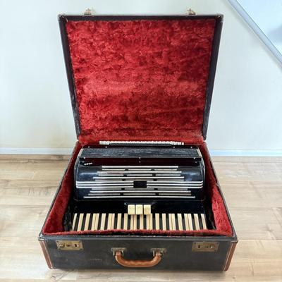 LOT 402K: Vintage 1950s Italian Bass Accordion 254/29