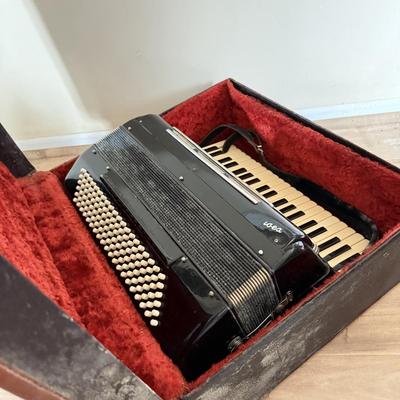 LOT 402K: Vintage 1950s Italian Bass Accordion 254/29