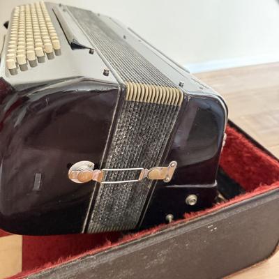 LOT 402K: Vintage 1950s Italian Bass Accordion 254/29