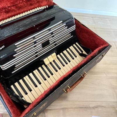 LOT 402K: Vintage 1950s Italian Bass Accordion 254/29