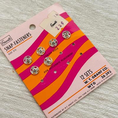 LOT 403L: Collection of Sewing Thread w/ Case & Vintage Crafting Scissors