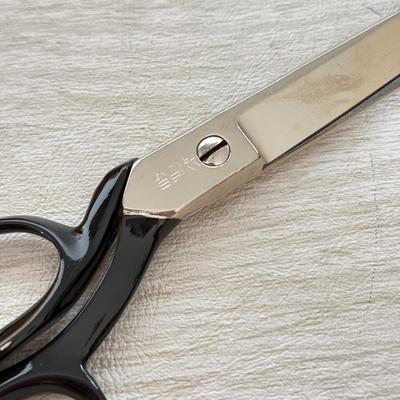 LOT 403L: Collection of Sewing Thread w/ Case & Vintage Crafting Scissors