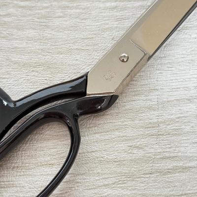 LOT 403L: Collection of Sewing Thread w/ Case & Vintage Crafting Scissors