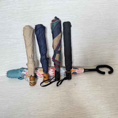 LOT 405L: Umbrella Collection: Totes & More