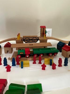 BR710 Childs BRIO Wooden 33pc Railway Set