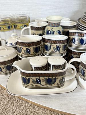 LOT 425K: Mikasa Intaglio CAC 01 Arabella Pattern Large China Dinnerware Set