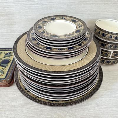 LOT 425K: Mikasa Intaglio CAC 01 Arabella Pattern Large China Dinnerware Set