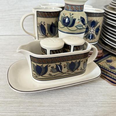 LOT 425K: Mikasa Intaglio CAC 01 Arabella Pattern Large China Dinnerware Set