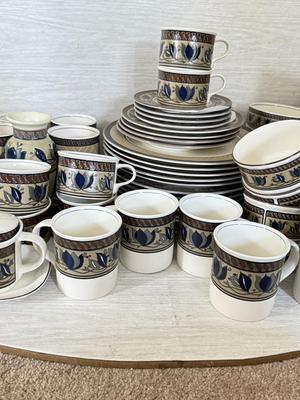 LOT 425K: Mikasa Intaglio CAC 01 Arabella Pattern Large China Dinnerware Set