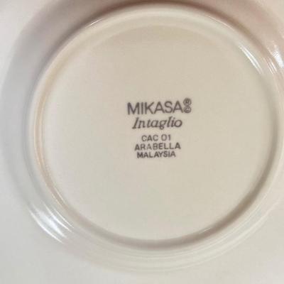 LOT 425K: Mikasa Intaglio CAC 01 Arabella Pattern Large China Dinnerware Set