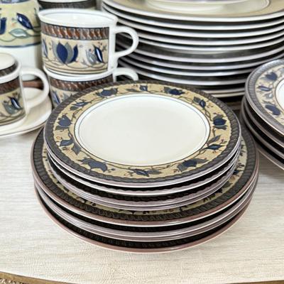 LOT 425K: Mikasa Intaglio CAC 01 Arabella Pattern Large China Dinnerware Set