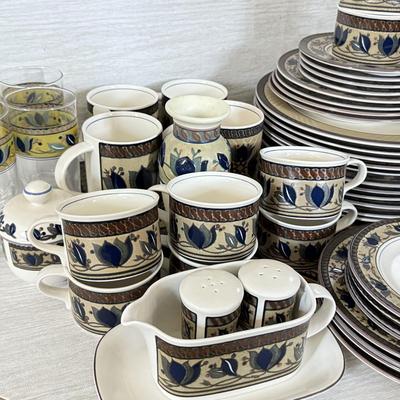 LOT 425K: Mikasa Intaglio CAC 01 Arabella Pattern Large China Dinnerware Set