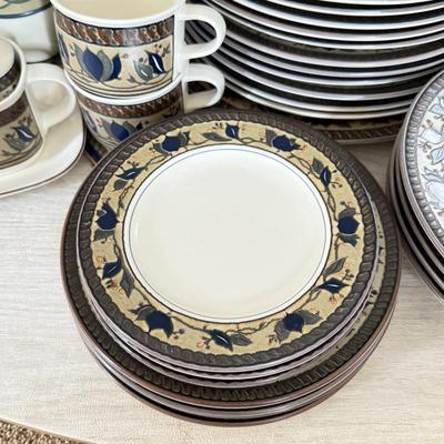 LOT 425K: Mikasa Intaglio CAC 01 Arabella Pattern Large China Dinnerware Set