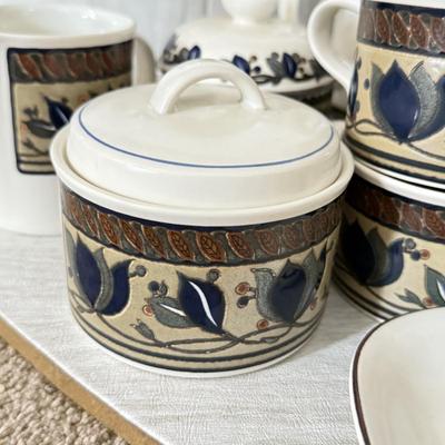 LOT 425K: Mikasa Intaglio CAC 01 Arabella Pattern Large China Dinnerware Set