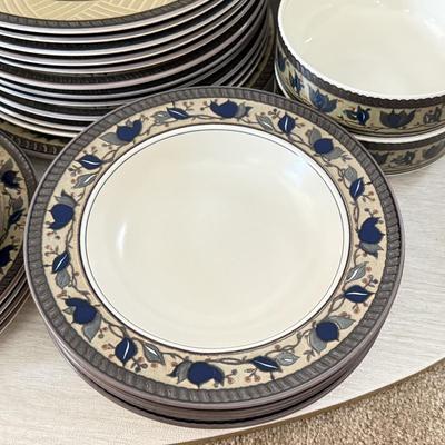 LOT 425K: Mikasa Intaglio CAC 01 Arabella Pattern Large China Dinnerware Set