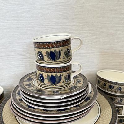 LOT 425K: Mikasa Intaglio CAC 01 Arabella Pattern Large China Dinnerware Set