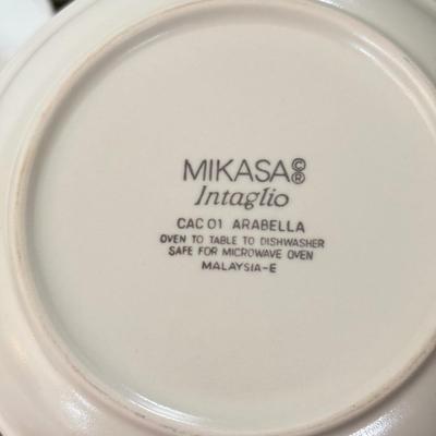 LOT 425K: Mikasa Intaglio CAC 01 Arabella Pattern Large China Dinnerware Set
