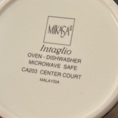 LOT 425K: Mikasa Intaglio CAC 01 Arabella Pattern Large China Dinnerware Set