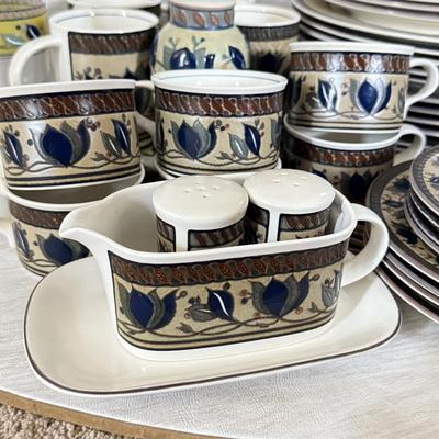 LOT 425K: Mikasa Intaglio CAC 01 Arabella Pattern Large China Dinnerware Set