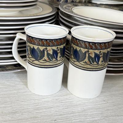 LOT 425K: Mikasa Intaglio CAC 01 Arabella Pattern Large China Dinnerware Set