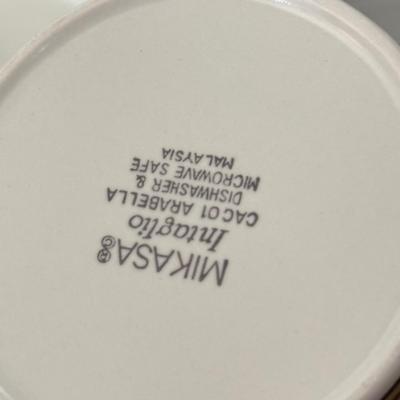 LOT 425K: Mikasa Intaglio CAC 01 Arabella Pattern Large China Dinnerware Set