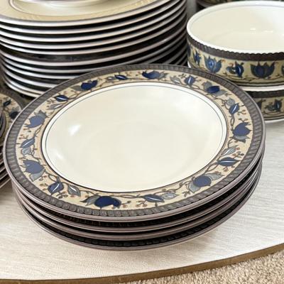 LOT 425K: Mikasa Intaglio CAC 01 Arabella Pattern Large China Dinnerware Set