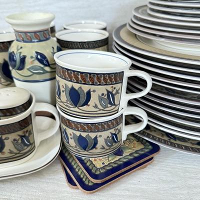 LOT 425K: Mikasa Intaglio CAC 01 Arabella Pattern Large China Dinnerware Set