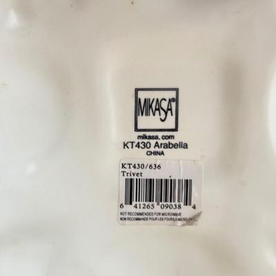 LOT 425K: Mikasa Intaglio CAC 01 Arabella Pattern Large China Dinnerware Set