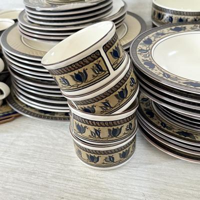 LOT 425K: Mikasa Intaglio CAC 01 Arabella Pattern Large China Dinnerware Set