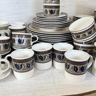 LOT 425K: Mikasa Intaglio CAC 01 Arabella Pattern Large China Dinnerware Set