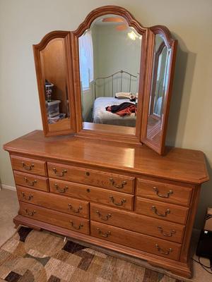 LOT 433U: Dresser w/ Vanity Mirror