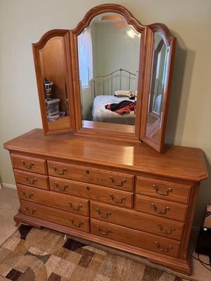 LOT 433U: Dresser w/ Vanity Mirror