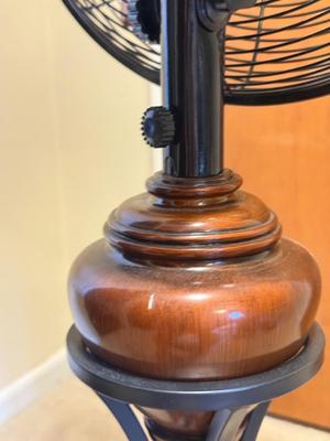 LOT 438U: Deco Breeze Standing Fan Mode FT30-A/DBF0497