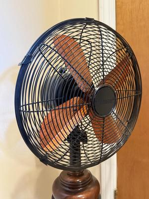 LOT 438U: Deco Breeze Standing Fan Mode FT30-A/DBF0497