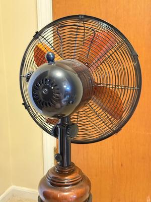 LOT 438U: Deco Breeze Standing Fan Mode FT30-A/DBF0497