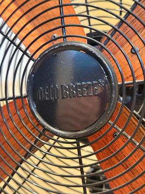 LOT 438U: Deco Breeze Standing Fan Mode FT30-A/DBF0497
