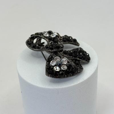 LOT 351J: 17.5” Vintage Crystal Beaded Necklace w/ 2 Bow Pins: Grazian & Unmarked