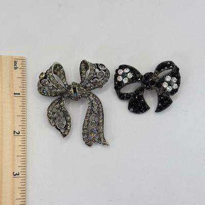 LOT 351J: 17.5” Vintage Crystal Beaded Necklace w/ 2 Bow Pins: Grazian & Unmarked