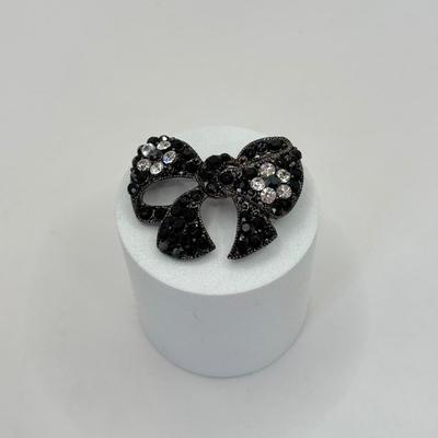 LOT 351J: 17.5” Vintage Crystal Beaded Necklace w/ 2 Bow Pins: Grazian & Unmarked