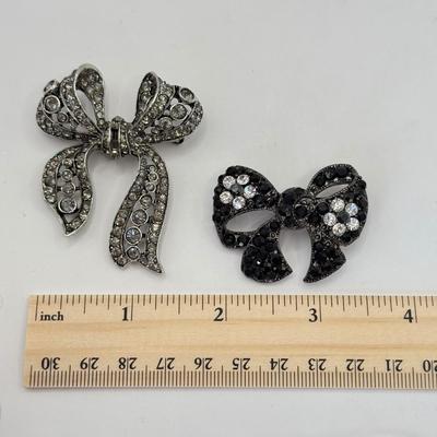 LOT 351J: 17.5” Vintage Crystal Beaded Necklace w/ 2 Bow Pins: Grazian & Unmarked