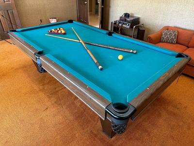 Brunswick Monarch Pool Table w/ Cues. *Read description before bidding