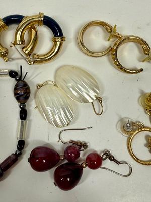 Jewelry Lot: Beaded Bracelet and 5 Pair of Pierced-Ear Earrings