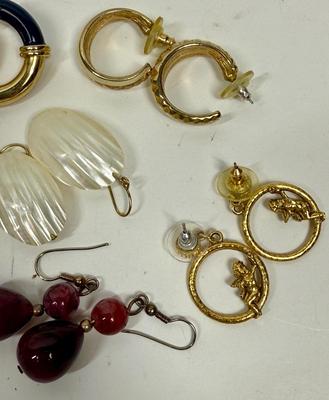 Jewelry Lot: Beaded Bracelet and 5 Pair of Pierced-Ear Earrings
