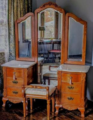 LOT 1Y: 1980s Stanley Furniture Edwardian Style Marble Top Vanity w/ Tri-Fold Mirror & Bench