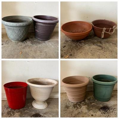 Eight Plastic Plant Pots (G-MG)